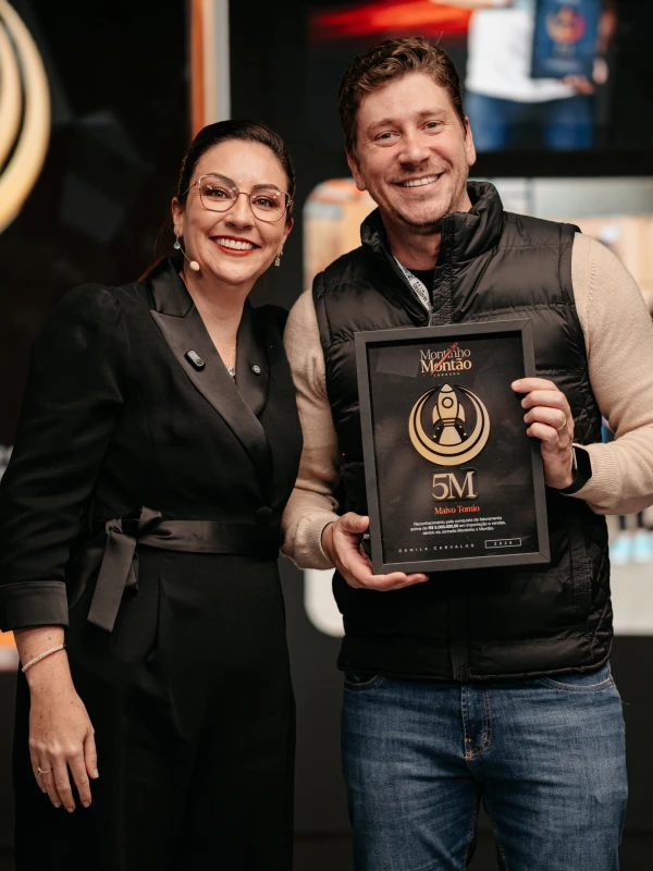 Maivo Tomio premiado com a placa 5M